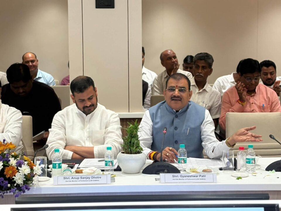 रेल के बड़े मुद्दे नागपुर तक पहुंचे: दादाजी धाम एक्सप्रेस की पटरी पर वापसी कब? बंद स्टॉपेज और ओवरब्रिज पर भी अफसरों से जवाब-तलब 1 Sadaiv News