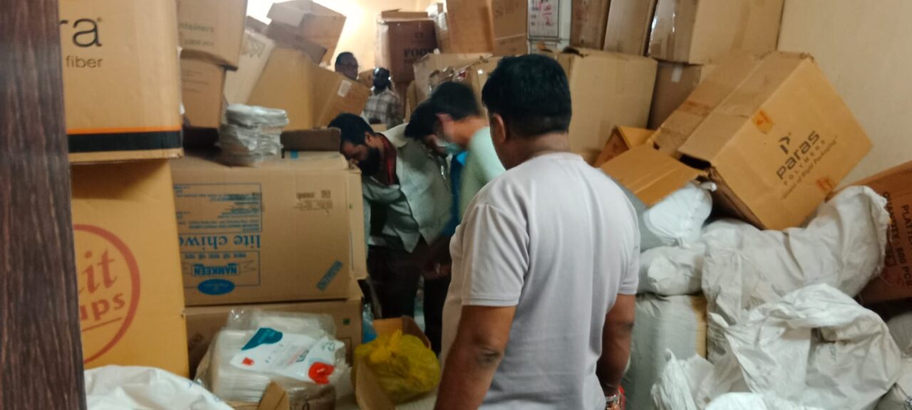 ग्राहक बनकर पहुंचे निगम अफसर, गोदाम खुलवाया तो निकला एक ट्रॉली प्रतिबंधित प्लास्टिक 1 Sadaiv News