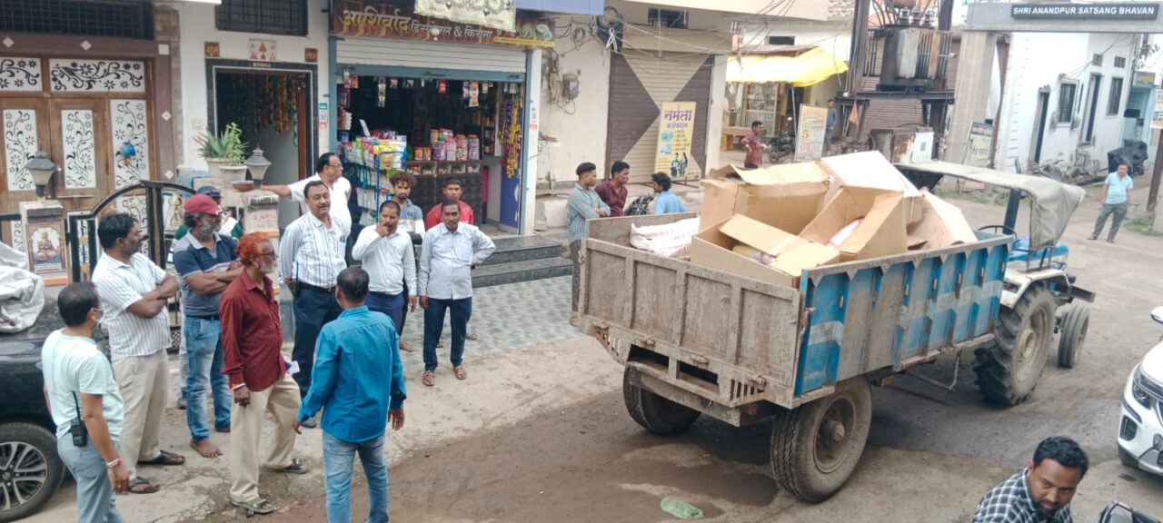 ग्राहक बनकर पहुंचे निगम अफसर, गोदाम खुलवाया तो निकला एक ट्रॉली प्रतिबंधित प्लास्टिक 2 Sadaiv News